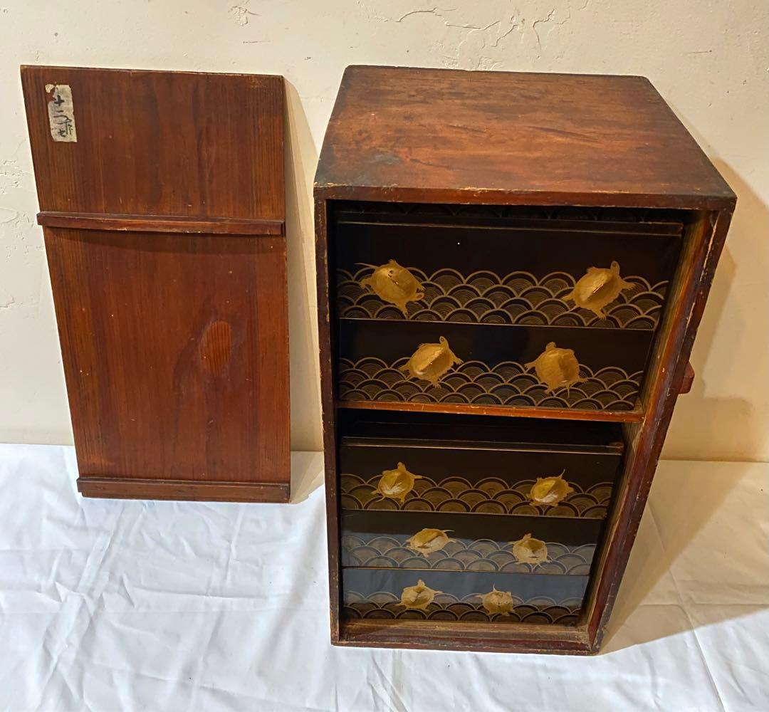 高蒔絵の亀と青海波の蒔絵が美しい段重