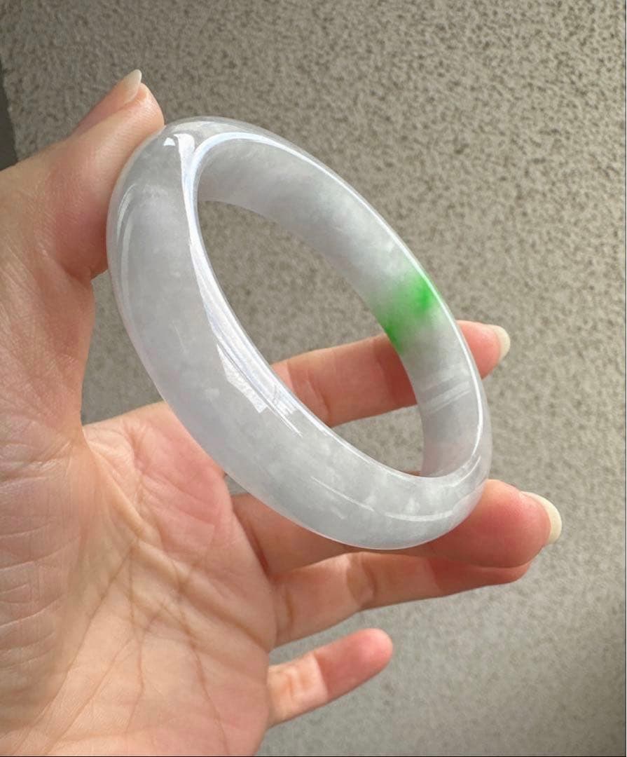 翡翠ヒスイバングル 薄いグレーとグリーンポイントのグラデーション 値下げました‼️