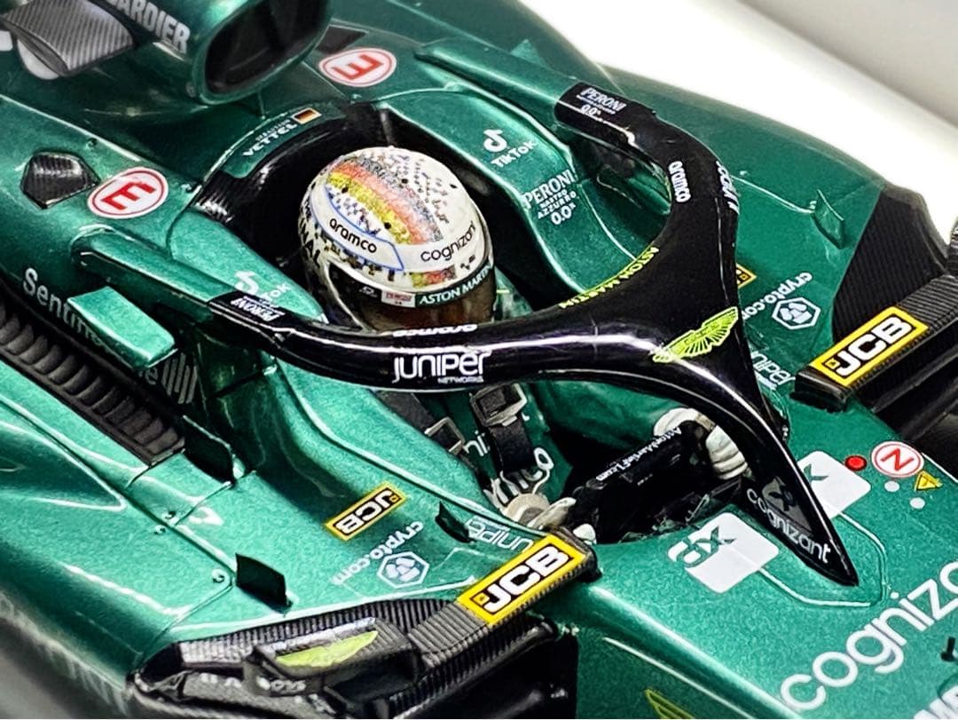 1/18 アストンマーティン AMR22×LEDケース セバスチャン・ベッテル
