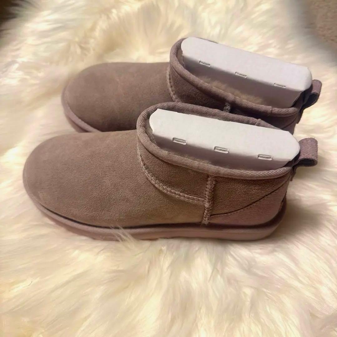 UGGピンクムートンショートブーツ