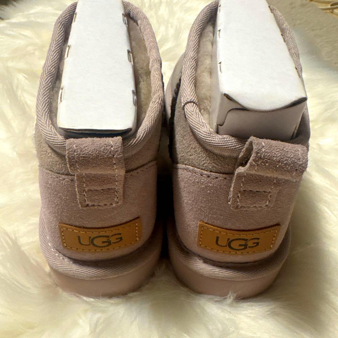 UGGピンクムートンショートブーツ