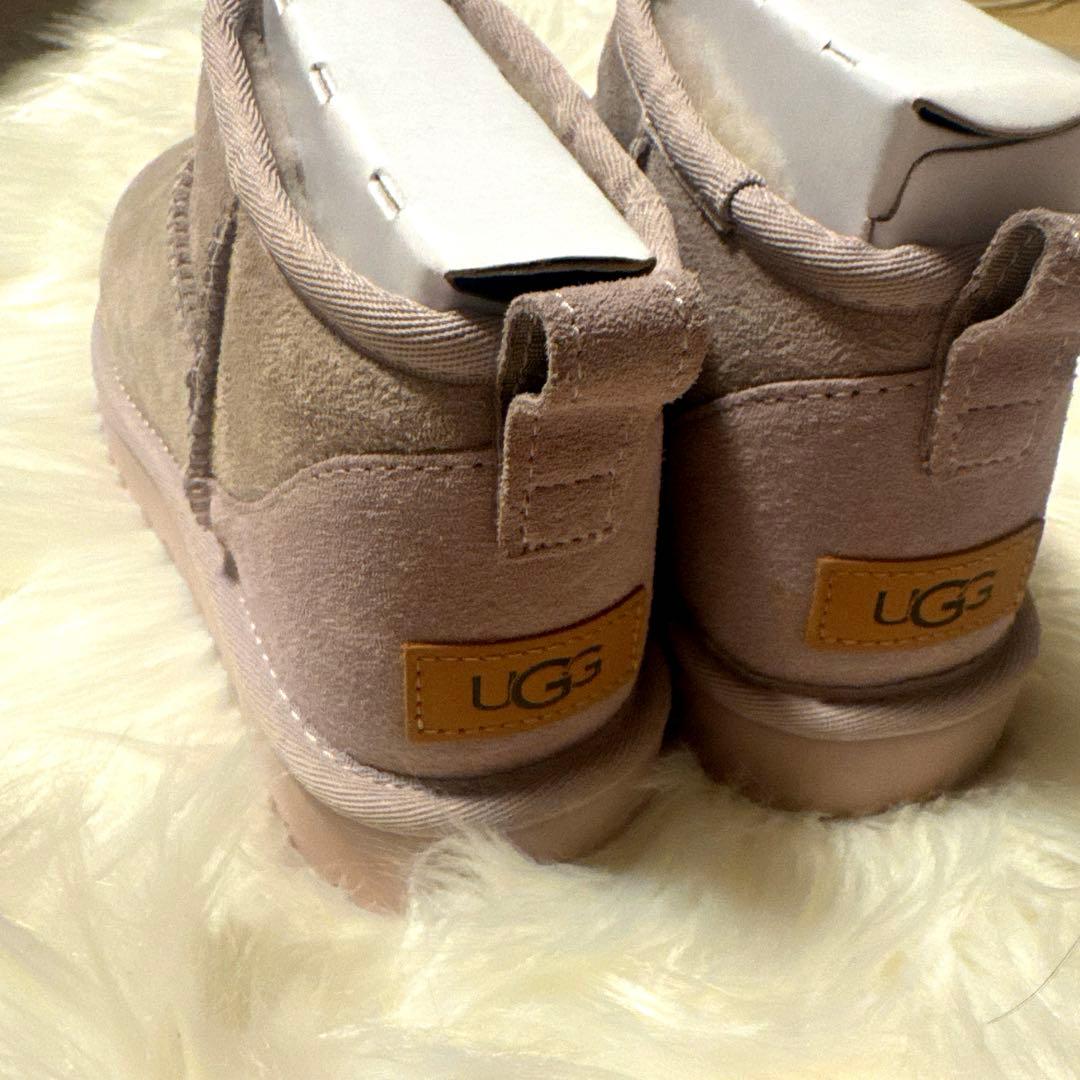 UGGピンクムートンショートブーツ