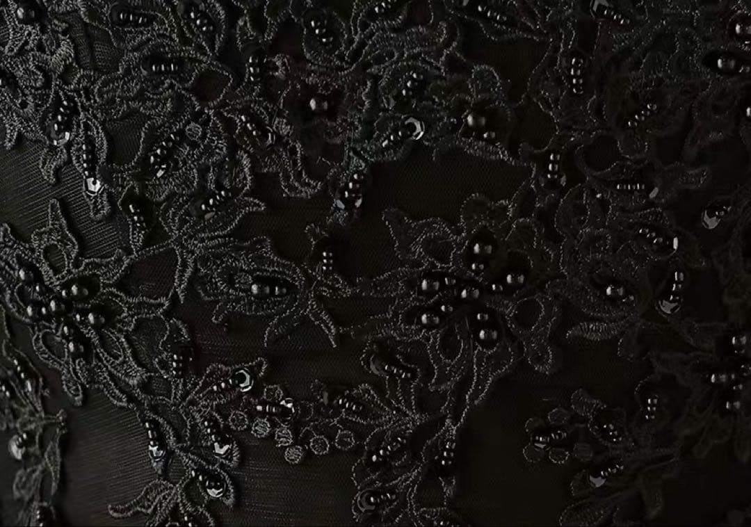 お花のデザインが美しい バックファスナーのイブニングドレス