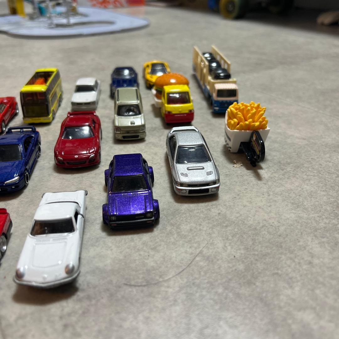 まとめ売りミニカー47台と駐車場・道路セット　トミカ　tomica