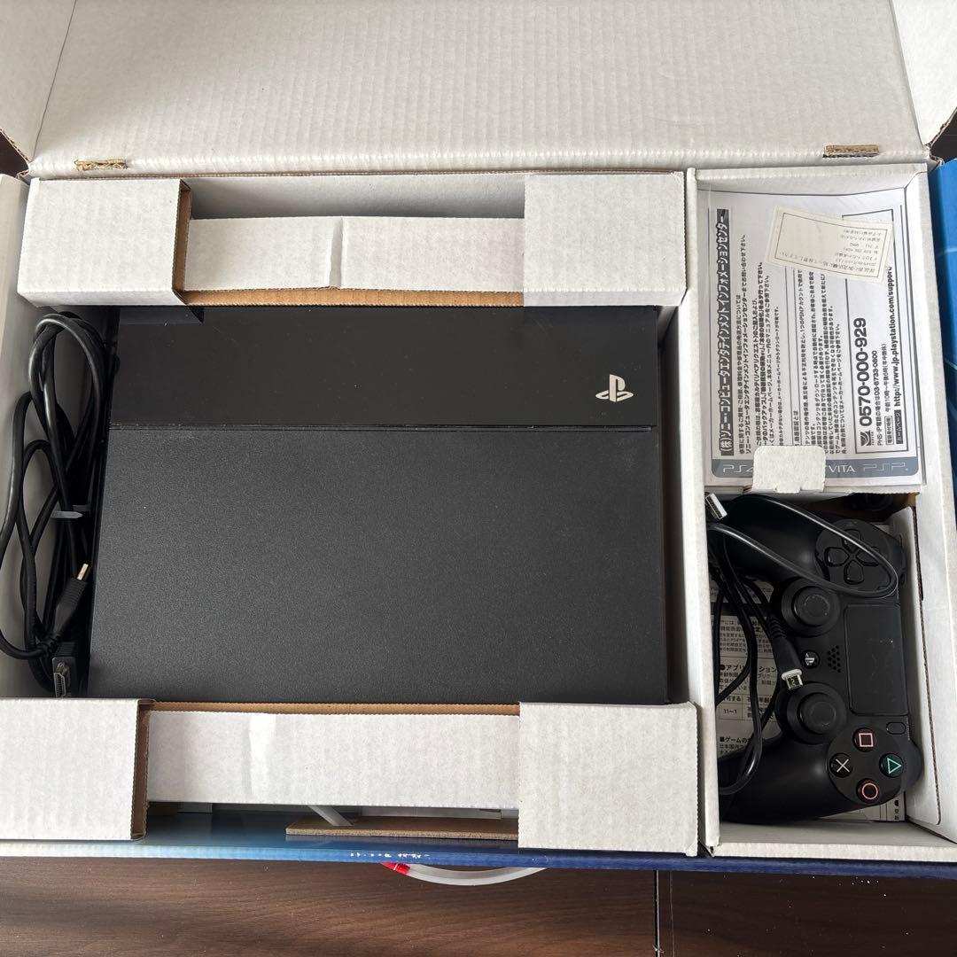 PlayStation4コントローラー二つとソフト4つ付き❗️