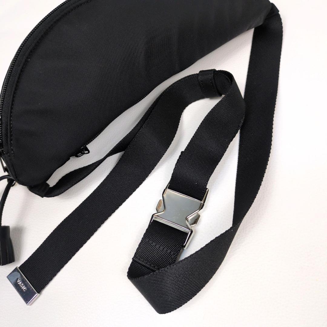 美品 VASIC ヴァジック DAY-TO FANNY PACK ボディーバッグ