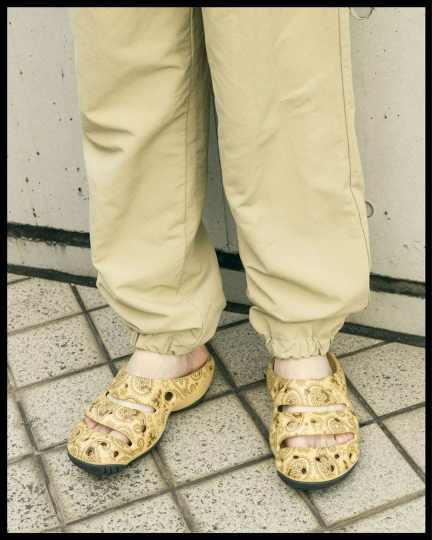 キーン KEEN ヨギ アーツ カフェラテペイズリー 27.0㎝