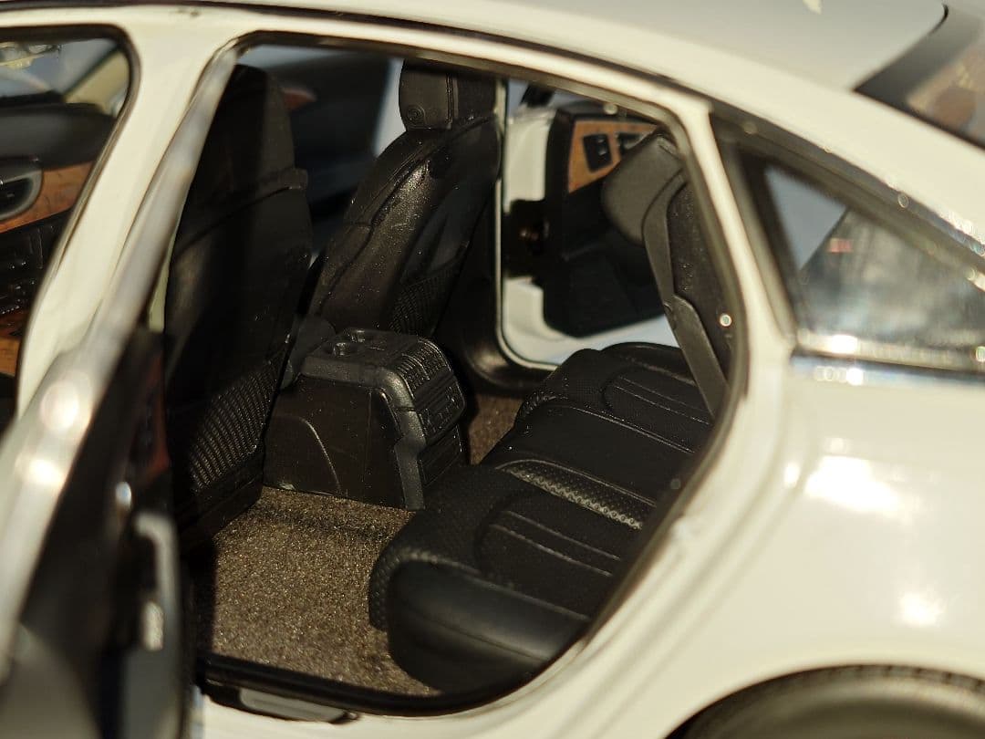 希少 海外流通品 Audi A6L 1/18 ミニカー ホワイト