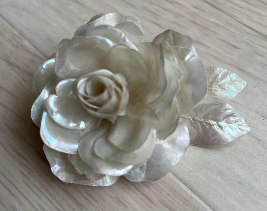 LOUIS VUITTON ホワイトフラワーブローチ