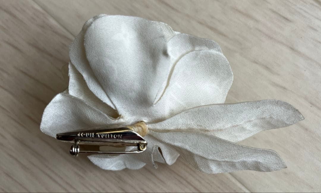 LOUIS VUITTON ホワイトフラワーブローチ