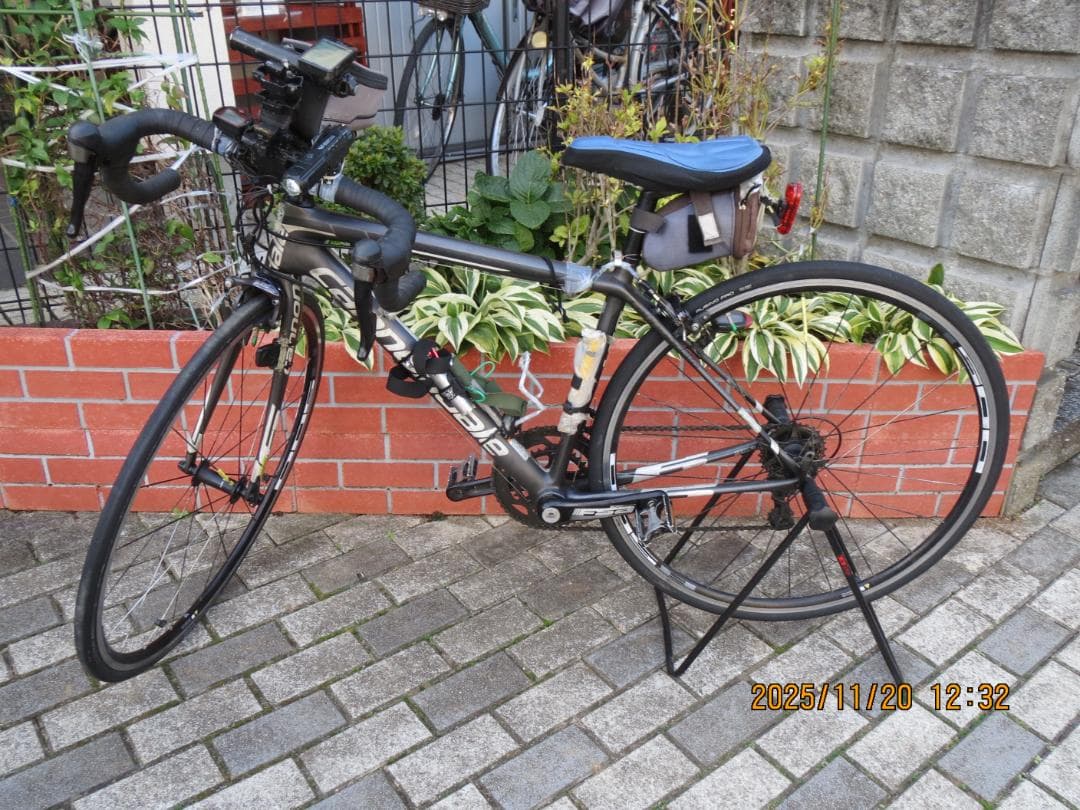 カーボン製ロードバイク　キャノンデール社製　シマノ20段変速　GPS付サイコン