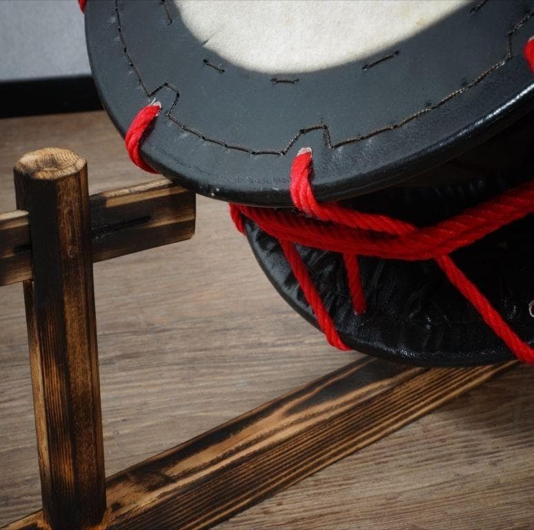 【新品・未使用】　牛革　和太鼓 締め太鼓・バチ付き・台付き