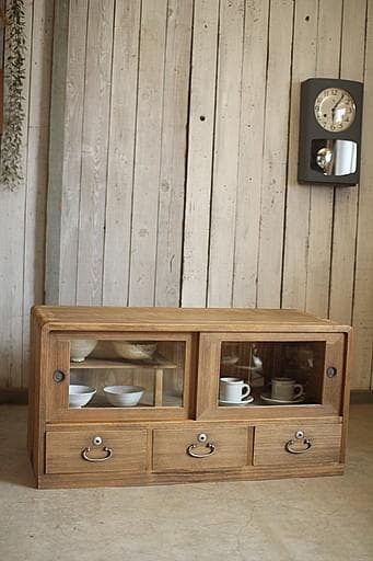 古いガラス戸棚×木製小引き出し3杯