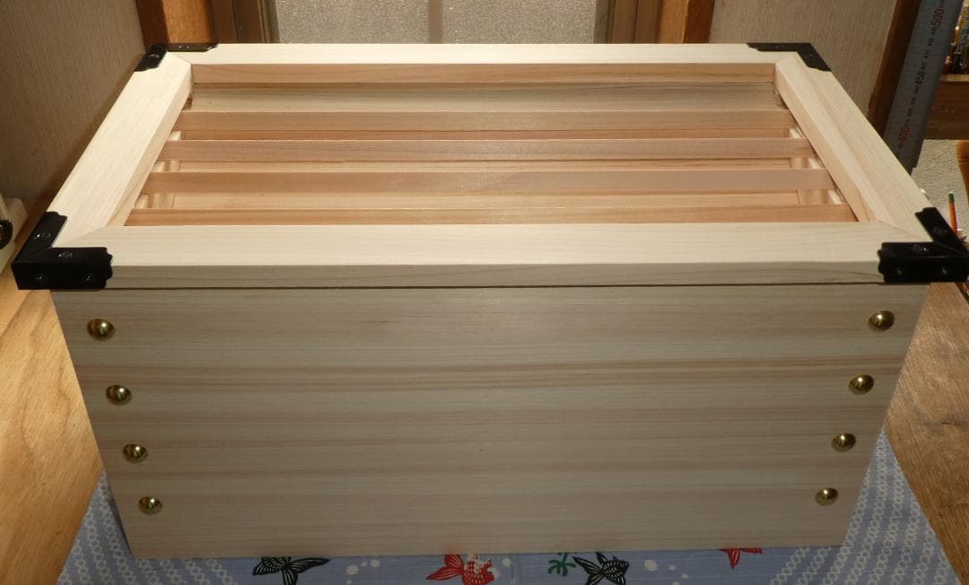 特別品 開運お賽銭箱（桧）中の見えない格子タイプ 金鋲　３７ めるめる