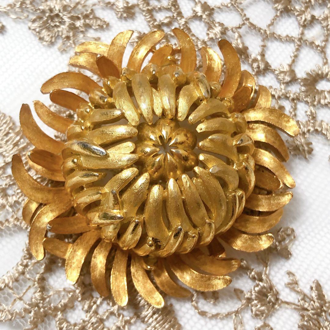 TRIFARI ブローチ 洋菊 Chrysanthemum ゴールドカラー