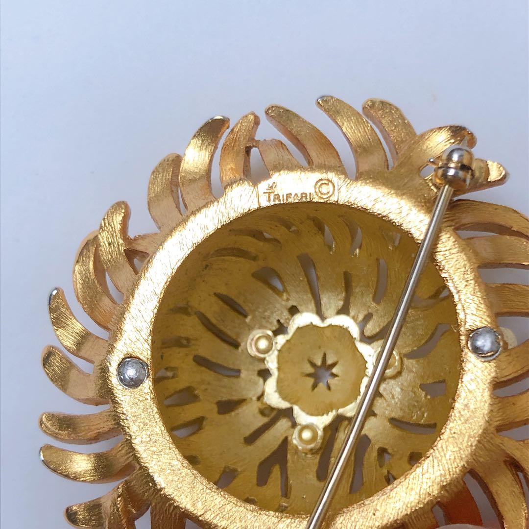 TRIFARI ブローチ 洋菊 Chrysanthemum ゴールドカラー