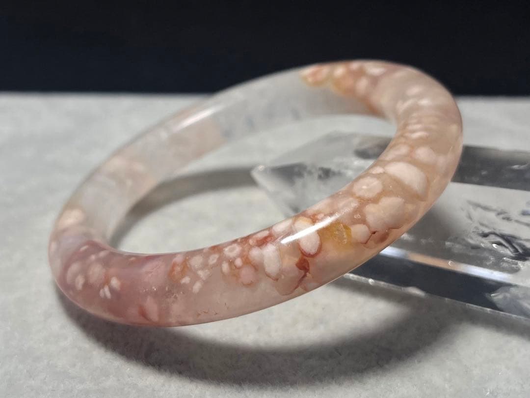 大変キレイな　桜メノウバングル　56mm