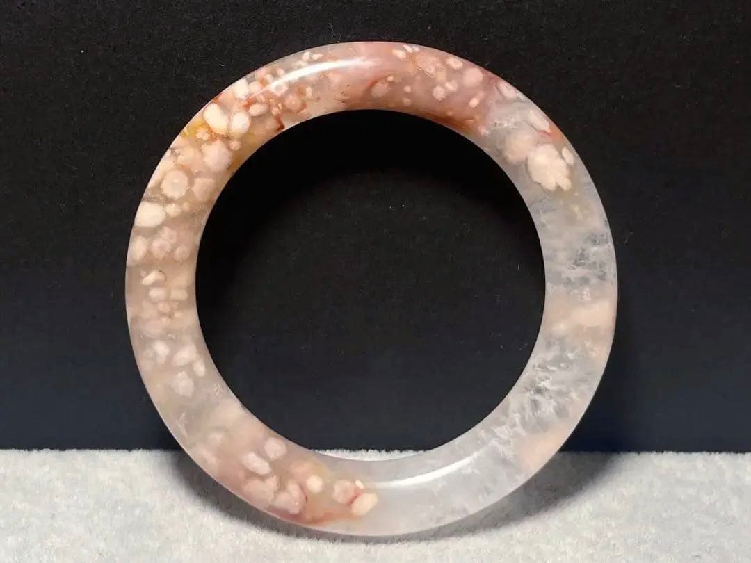 大変キレイな　桜メノウバングル　56mm