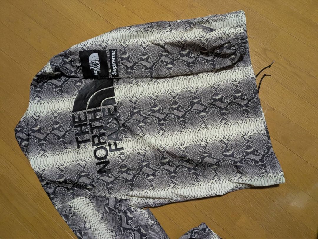 THE NORTH FACE x Supreme ヘビ柄ジャケット 海外用タグ