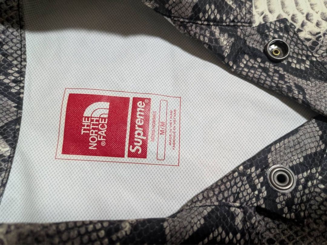 THE NORTH FACE x Supreme ヘビ柄ジャケット 海外用タグ