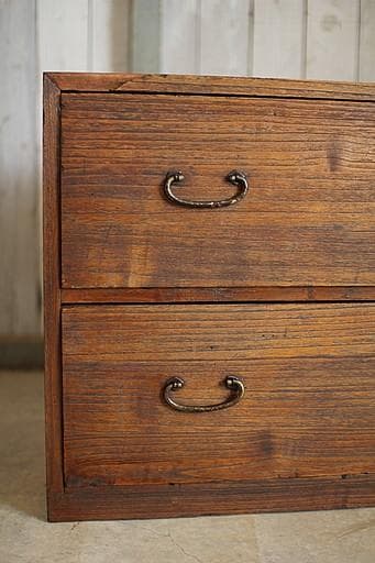 味のある木製の引き出し2段　チェスト　桐箪笥