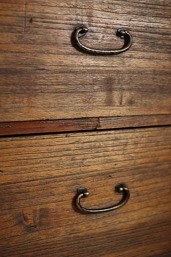 味のある木製の引き出し2段　チェスト　桐箪笥