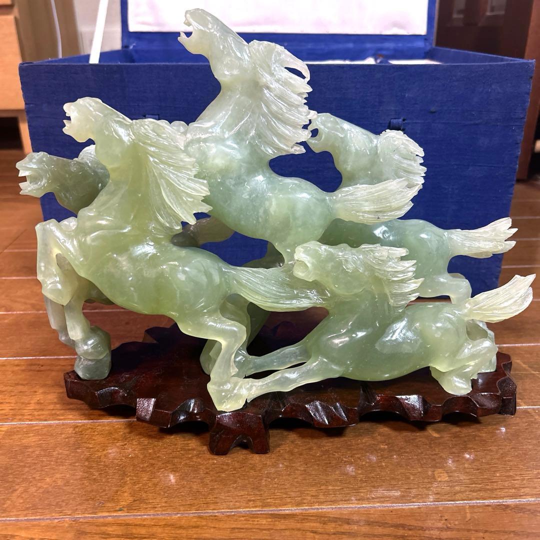 翡翠 馬の彫刻 木製台座，紺色の入れ物付き