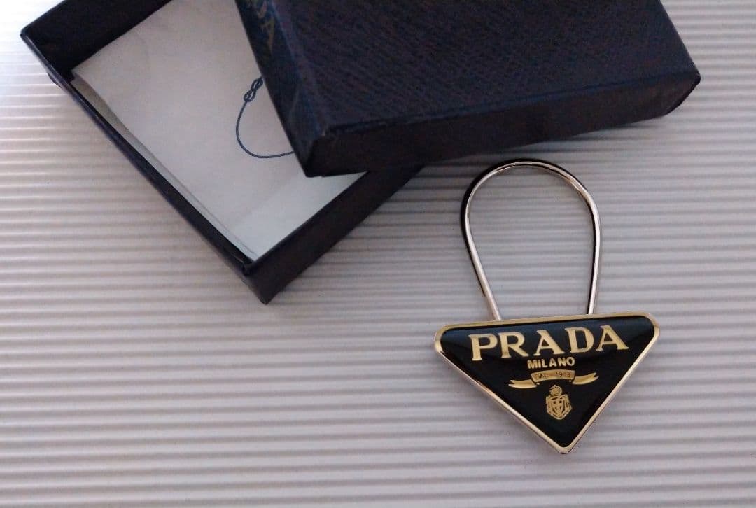PRADA トライアングルキーホルダー 箱付き