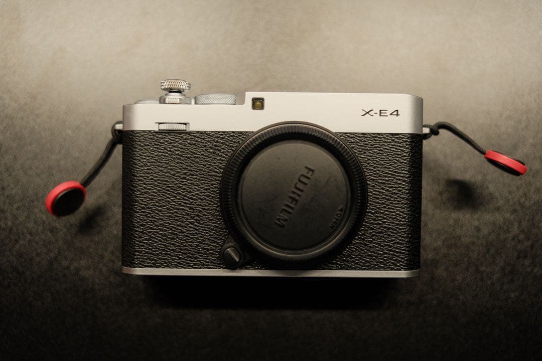 FUJIFILM XE4シルバー 本体【元箱付き】
