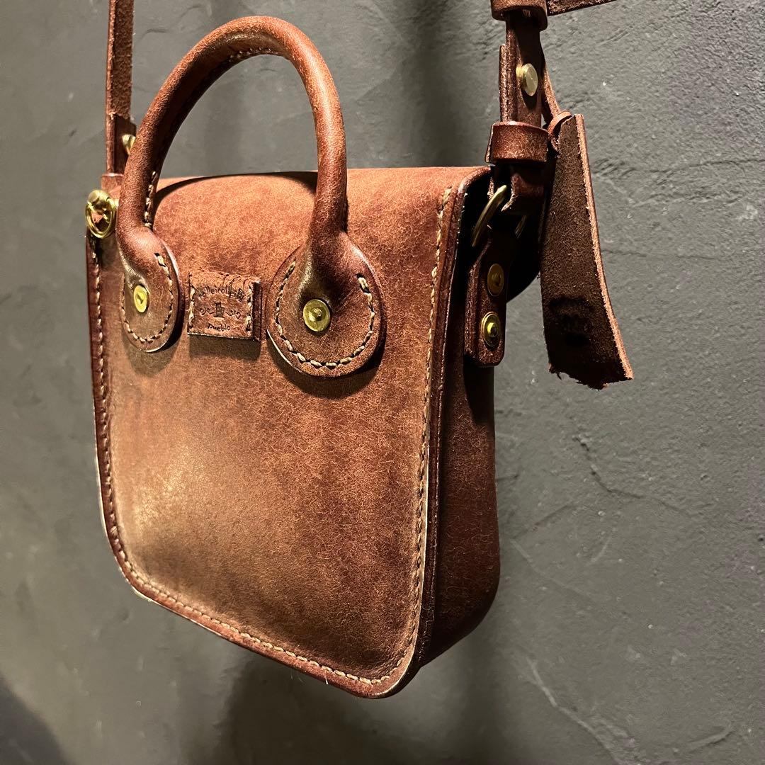 プエプロレザーのポシェット レザーミニバッグ 冬コーデアイテム