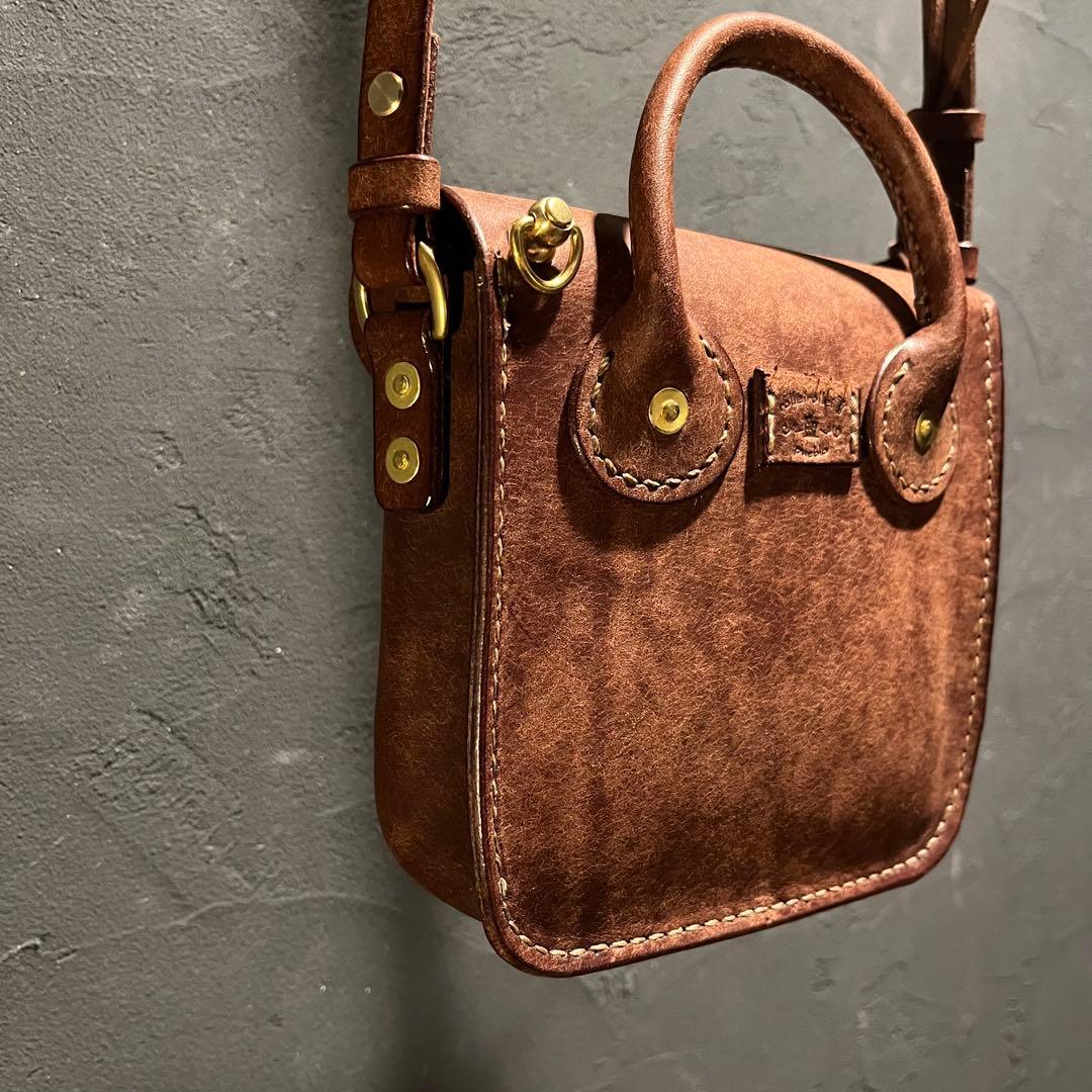 プエプロレザーのポシェット レザーミニバッグ 冬コーデアイテム