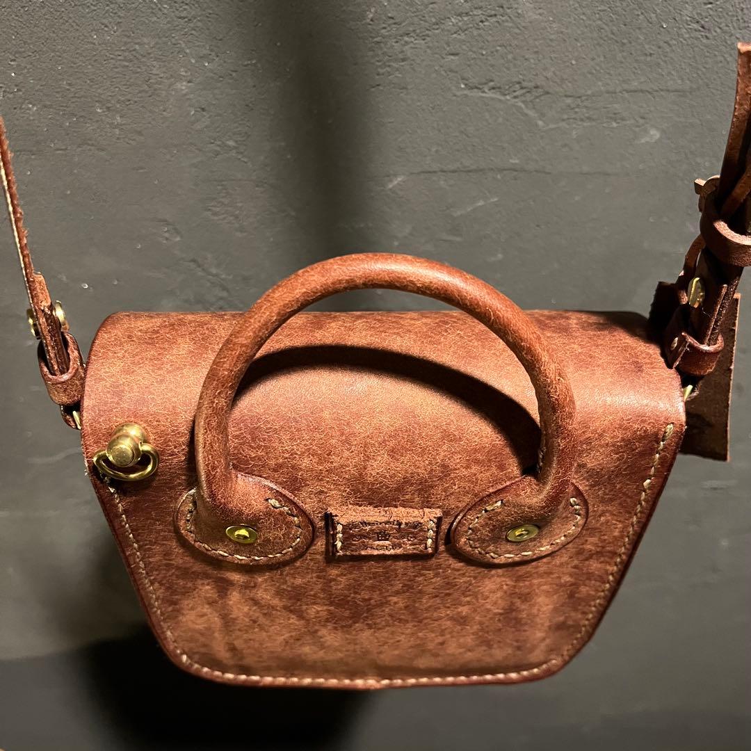 プエプロレザーのポシェット レザーミニバッグ 冬コーデアイテム