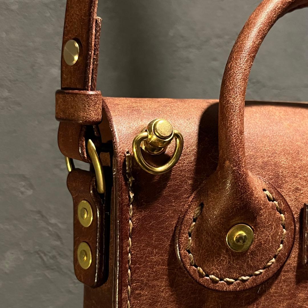 プエプロレザーのポシェット レザーミニバッグ 冬コーデアイテム