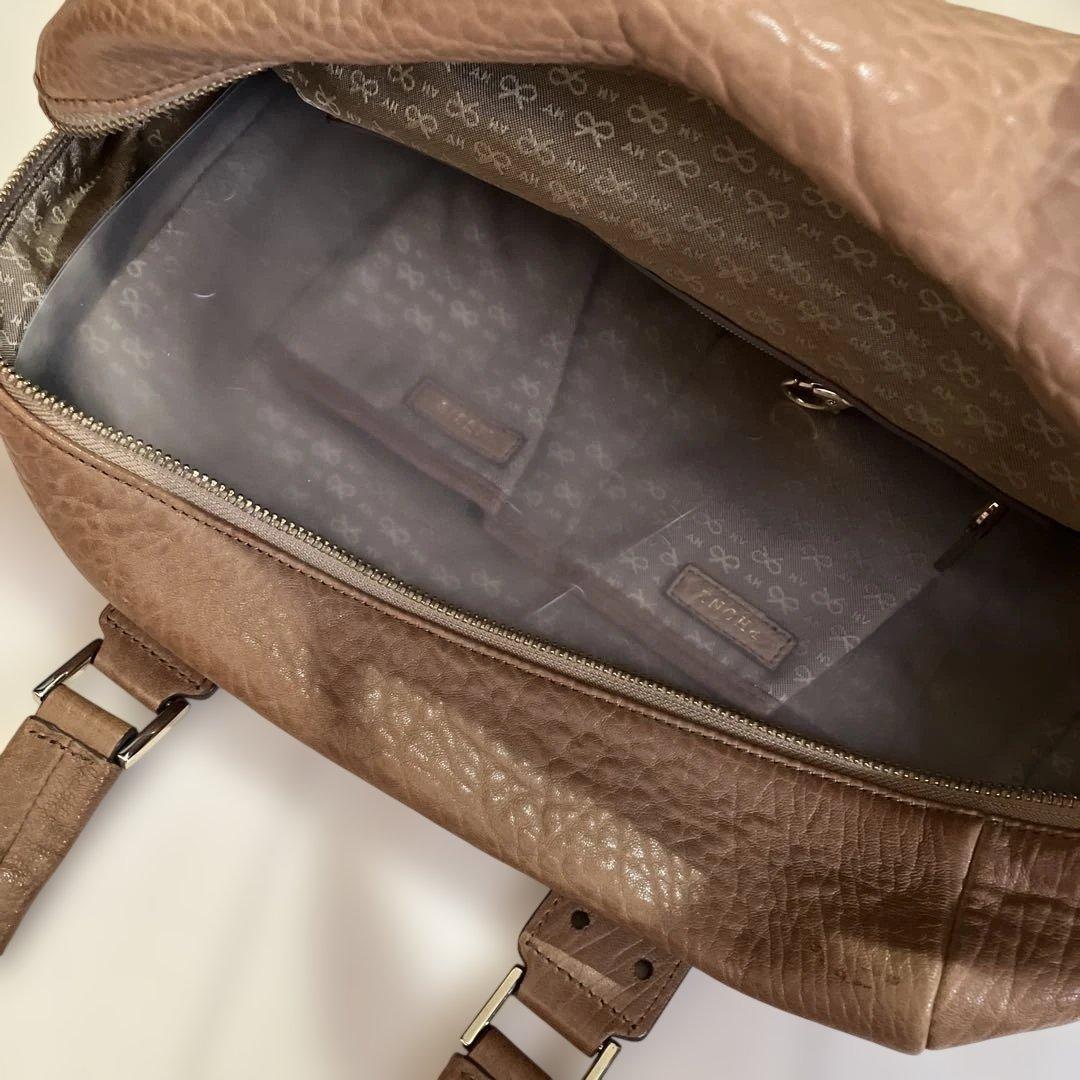 アニヤハインドマーチ　スタッズ使いレザーボストンバッグ　ショルダーベルトあり