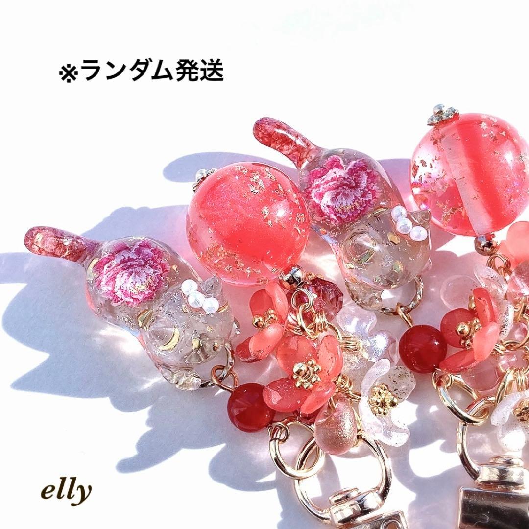 【ひな様】1625.天然石　水晶　和柄　牡丹　じゃれ猫　レジン　キーホルダー
