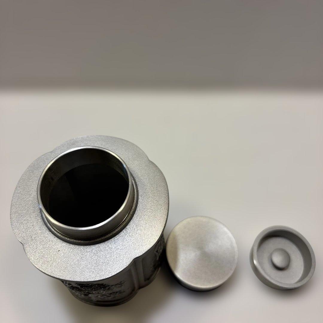 銀色の金属製収納容器