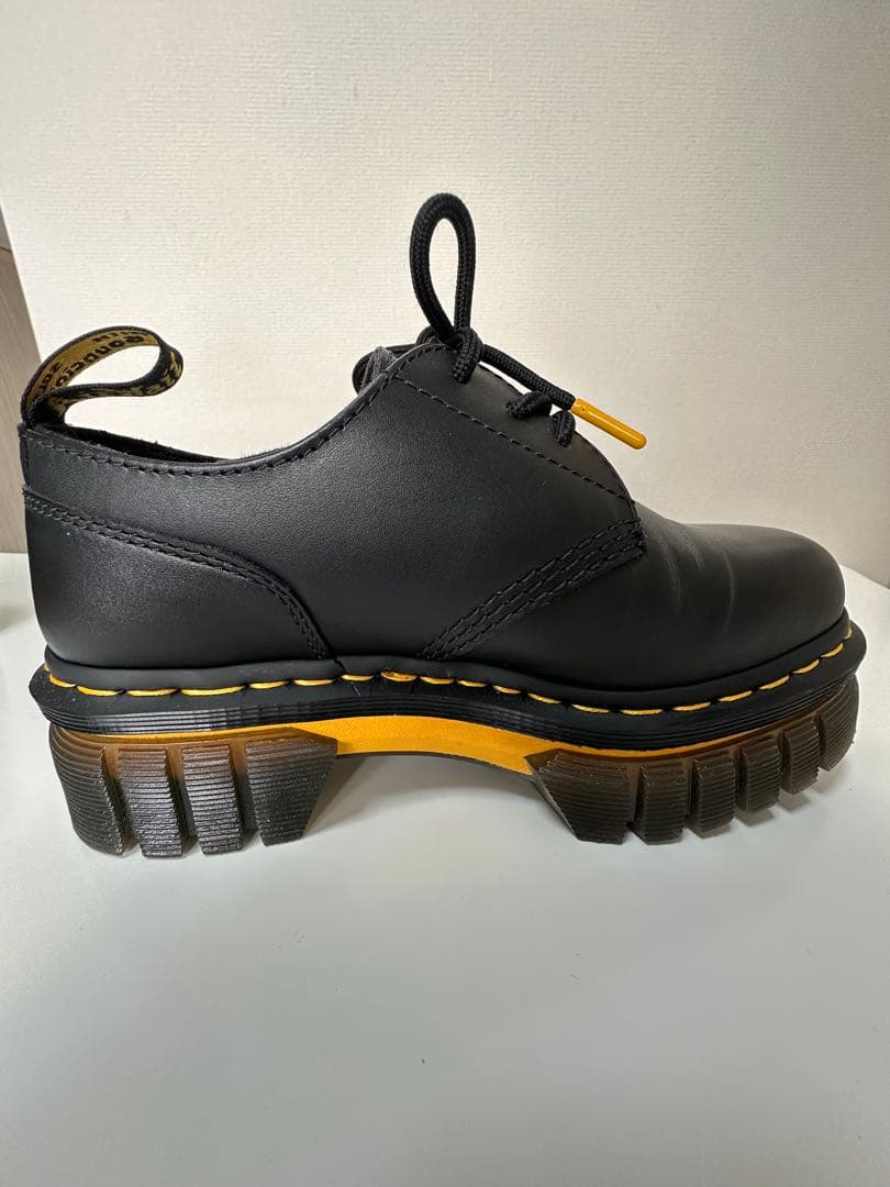 Dr. Martens ブラックレザー厚底シューズ