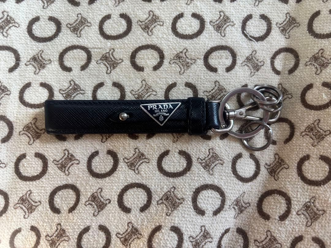 プラダPRADAキーホルダー　キーリング　三角ロゴプレート　サフィアーノレザー黒
