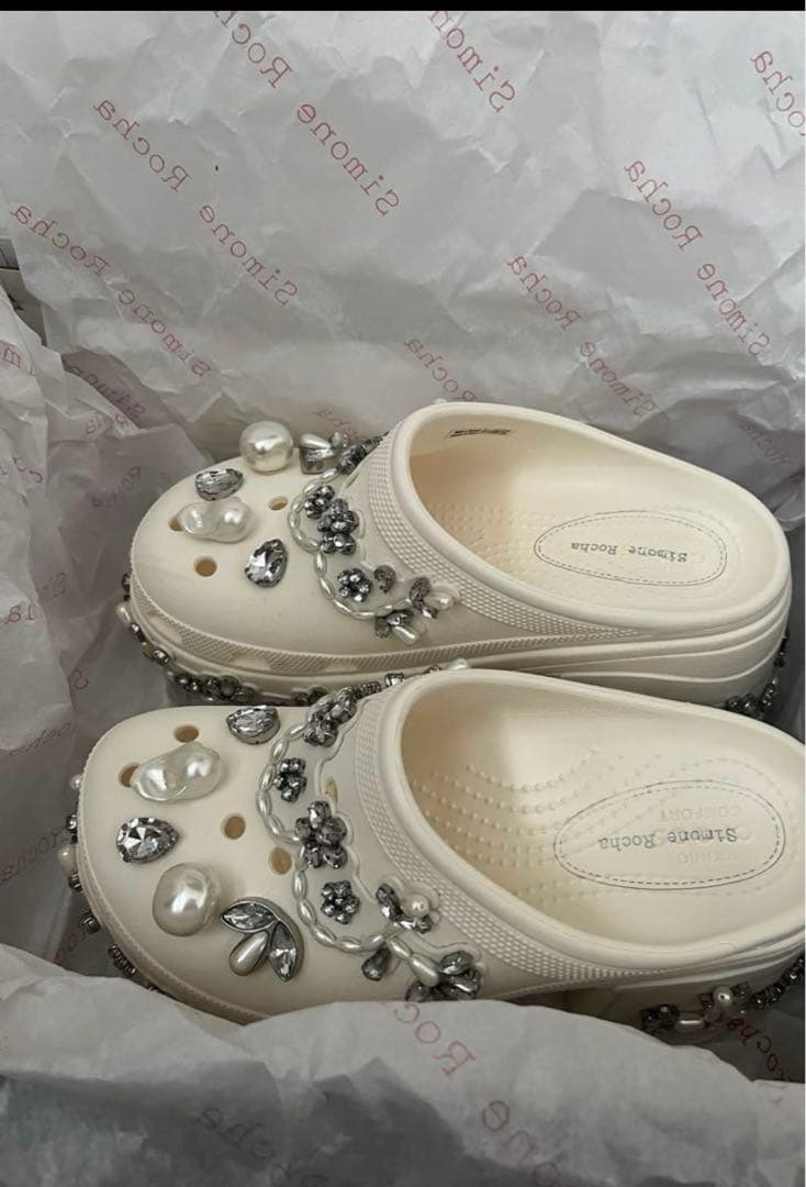 クロックスシモーネロシャ　ホワイトビジューサンダル