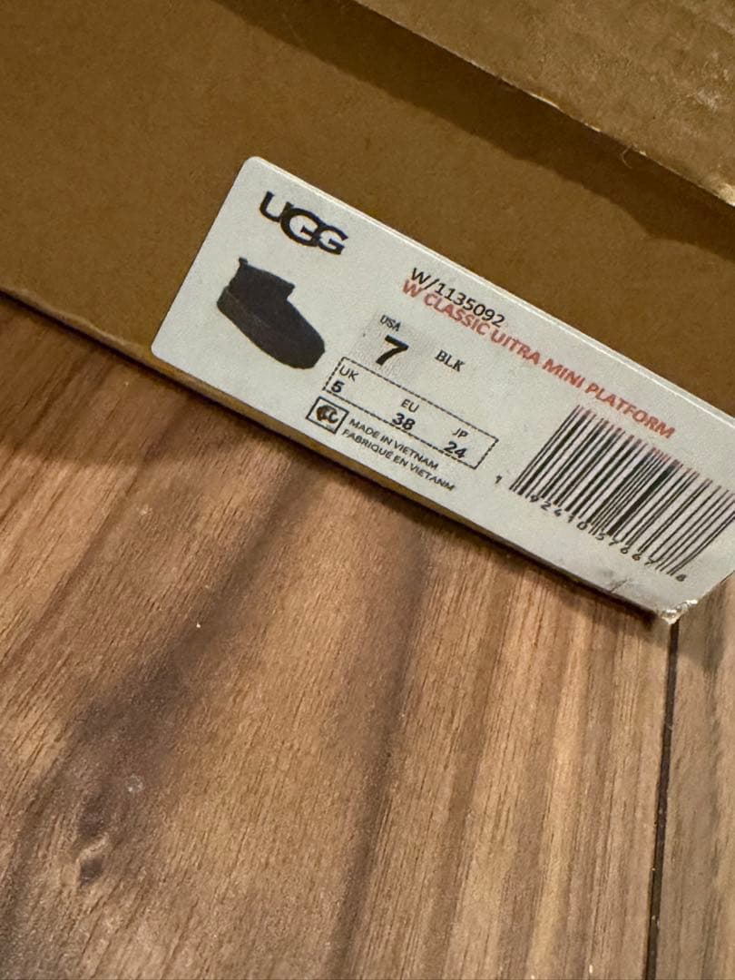 24 新品 UGG ムートンブーツ BLACK 黒