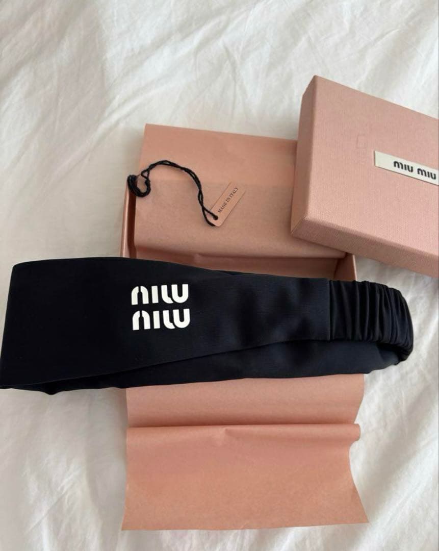 MIU MIU 2024ブラック ヘアバンド　カチューシャ