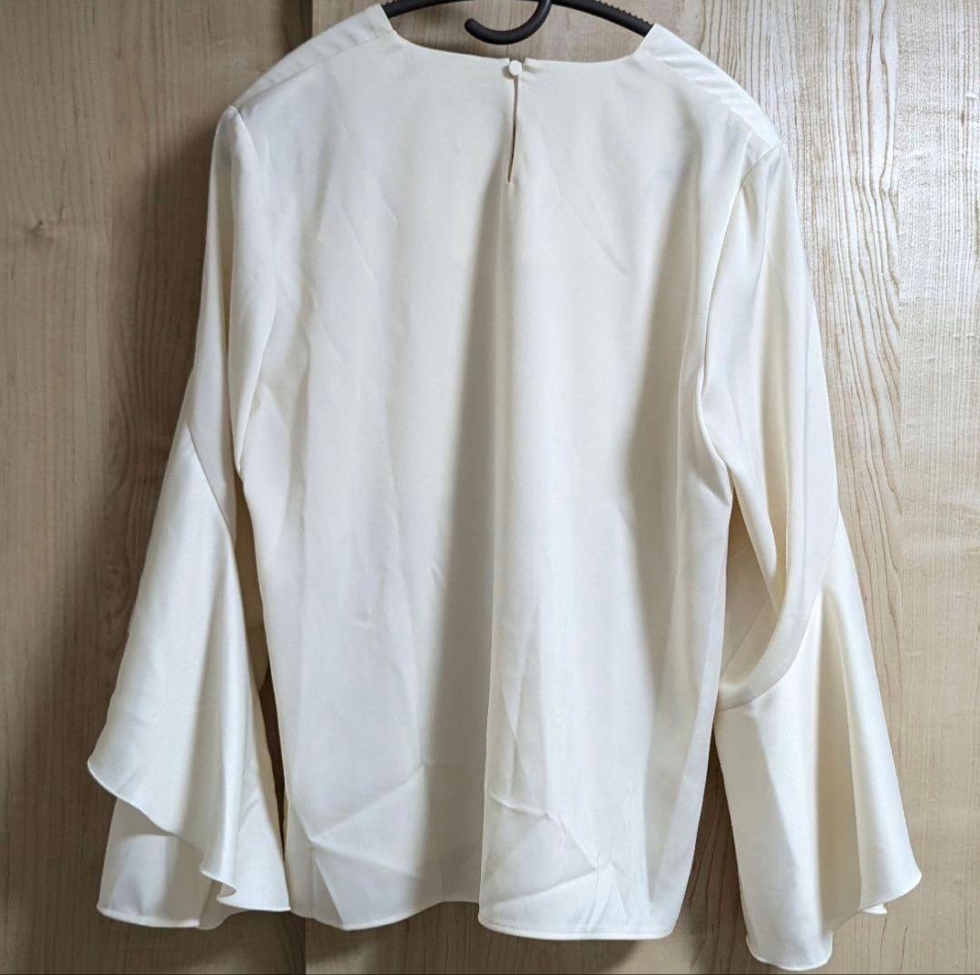 anuans（アニュアンス） ツイストフリルVネックブラウス （IVORY）