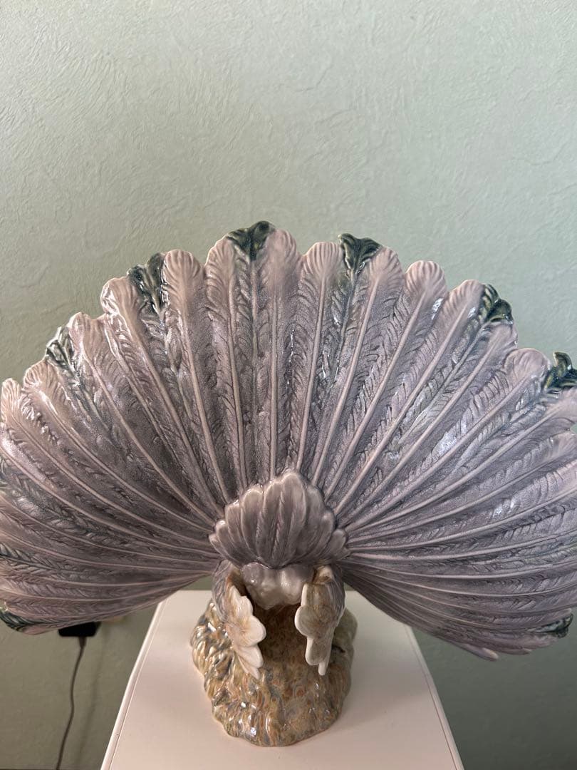 天使と孔雀の陶器置物