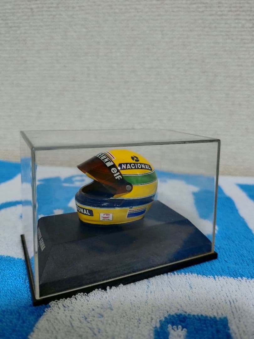 アイルトン・セナ サイン入り写真とF1カーとセナ愛用ヘルメットとCDの5点セット