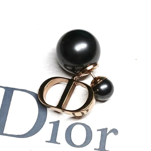 まい様　ディオール トライバルピアス ブラックパール調 CD ボール 片耳