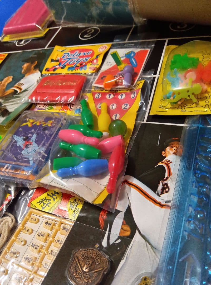 昭和レトロ【駄菓子屋・くじ引き】駄玩具　コスモス　スーパーカー　野球バッチ　クジ