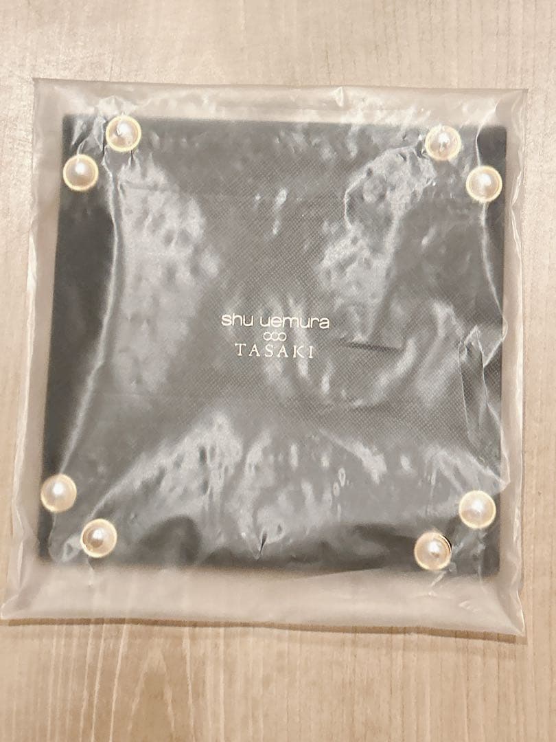 シュウウエムラ×TASAKI パールレベルクラッチアイシャドウパレット