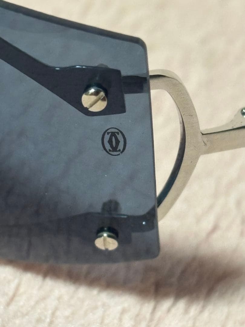 カルティエ　サングラス　特異デザイン