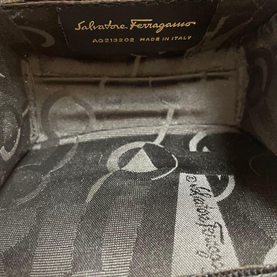 フェラガモ　ヴァラ　ミニバッグ　チェーン付き