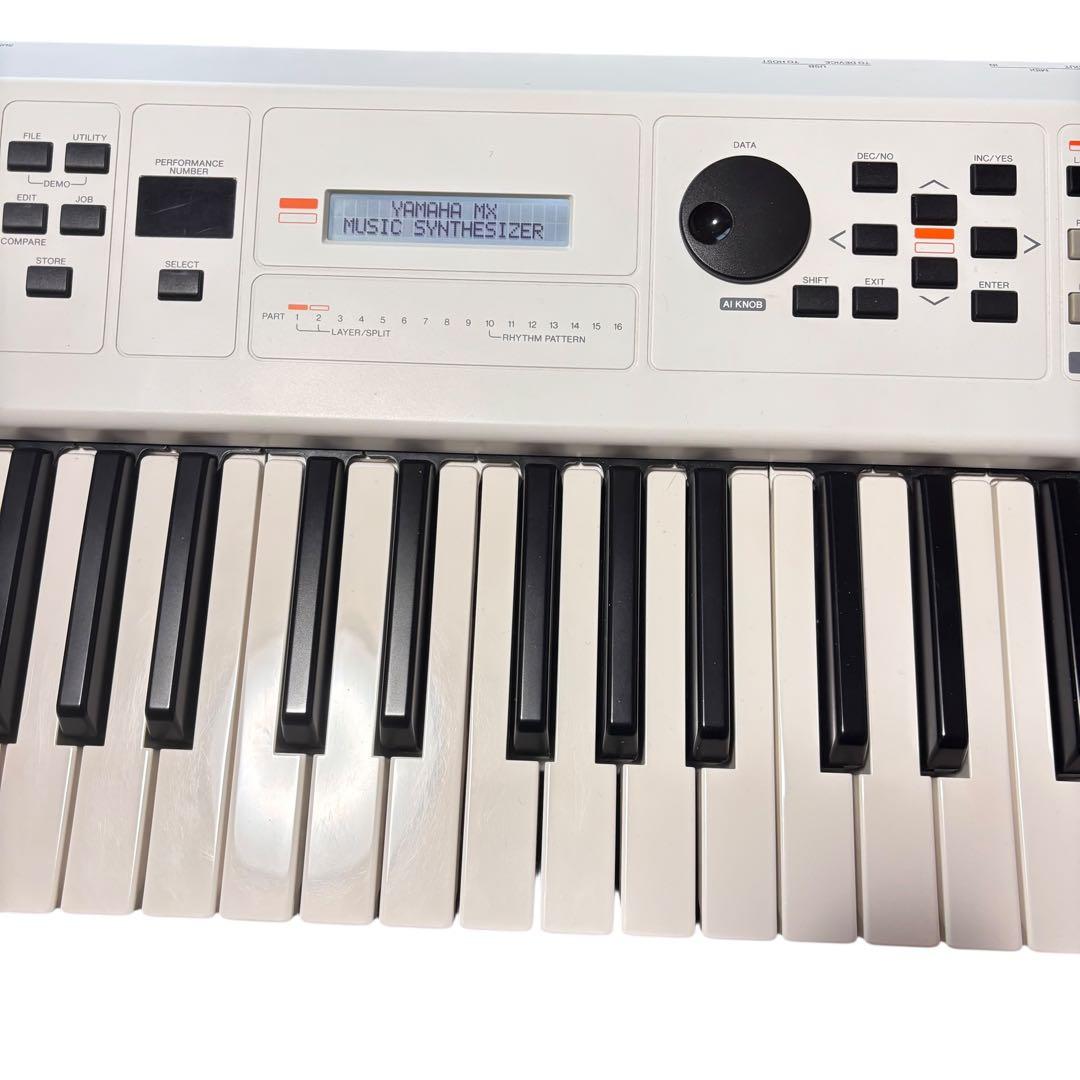 美品YAMAHA MX61 シンセサイザー ホワイト スタンド フットペダル 等